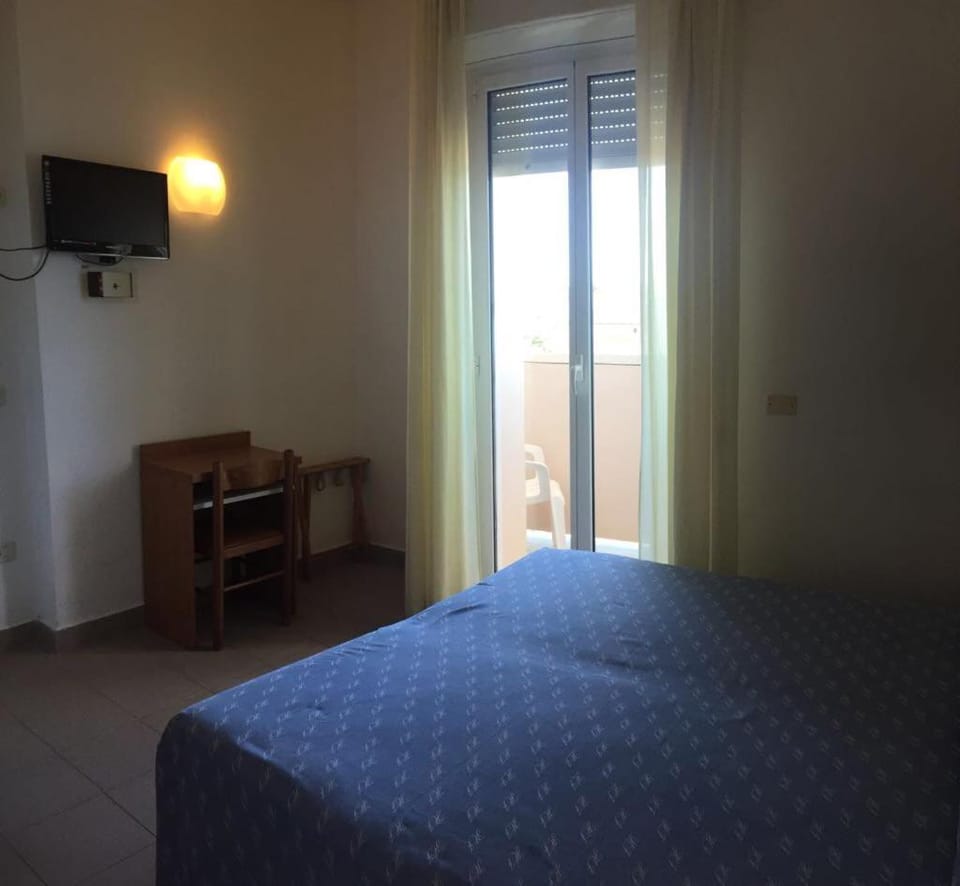 Bed, TV and multimedia, Photo of the whole room