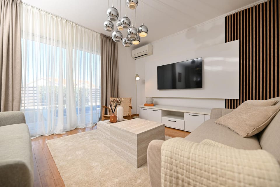 Villa Ines with Pool by the beach House in Okrug Gornji