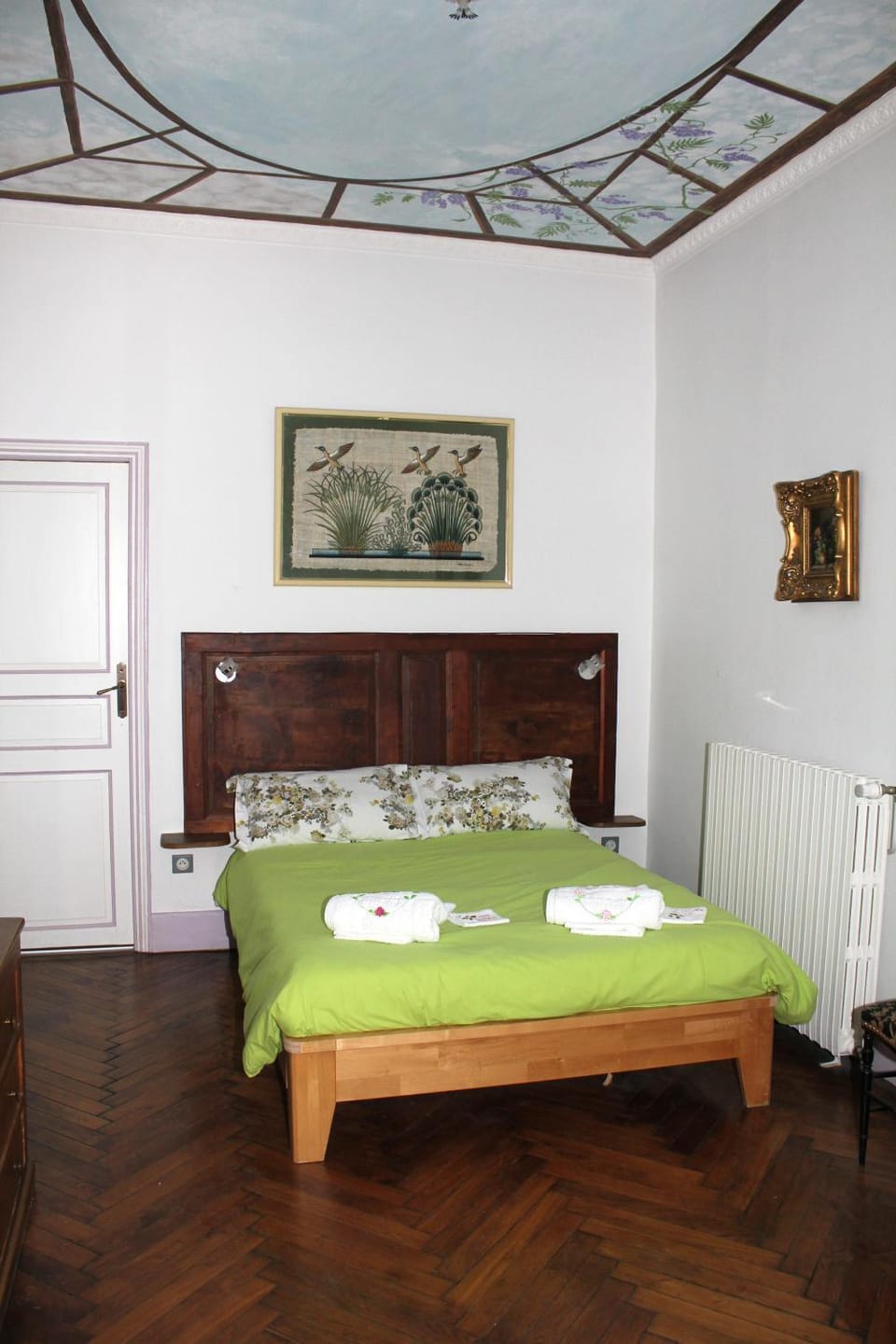 Photo of the whole room, Decorative detail