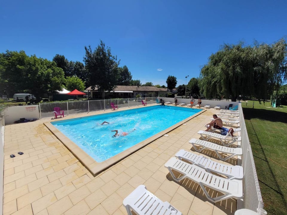 Restaurant/places to eat, Swimming pool
