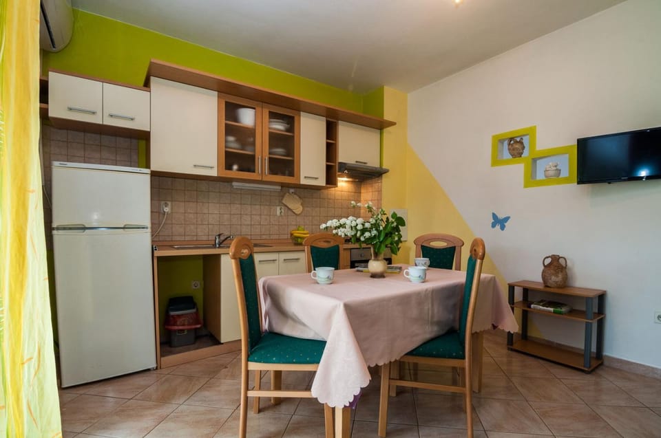Kitchen or kitchenette, Seating area, Dining area