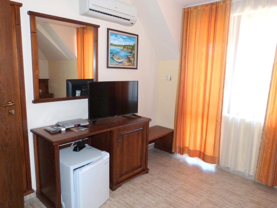 wardrobe, air conditioner