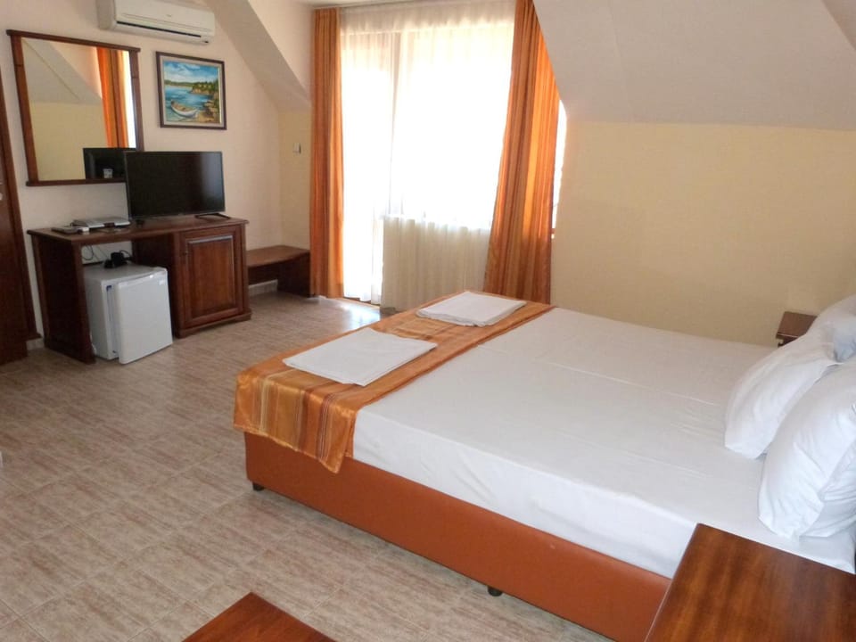 Bed, TV and multimedia, Bedroom