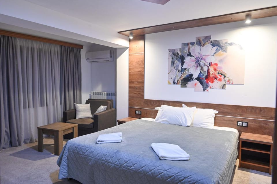 Photo of the whole room, Bedroom