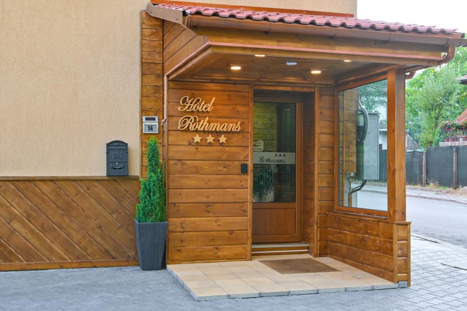 Facade/entrance