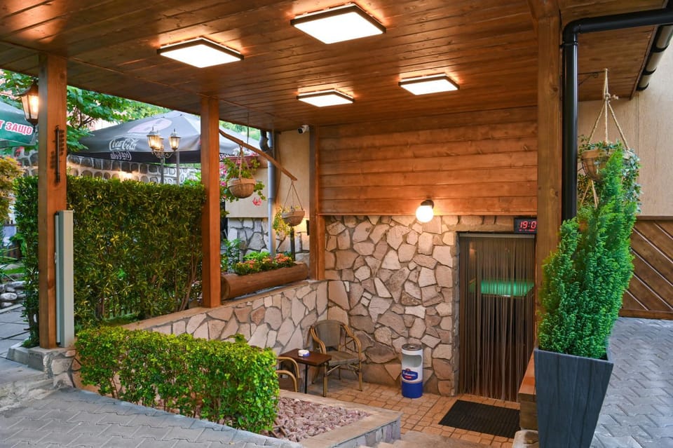 Property building, Patio, Facade/entrance, Day, Garden, Garden view