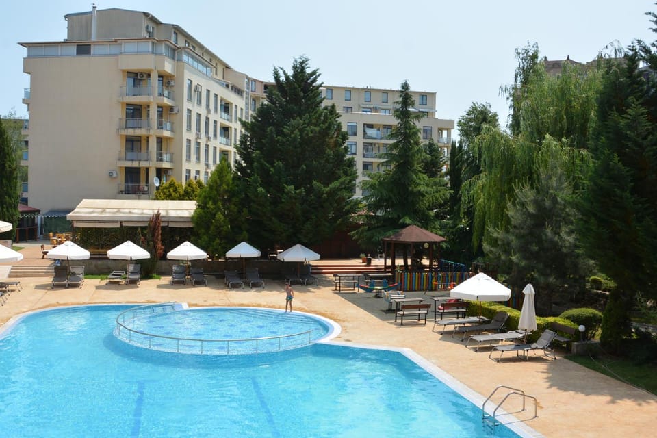 Restaurant/places to eat, Swimming pool