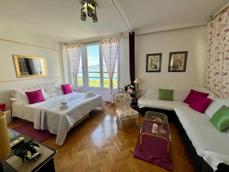 Bed, TV and multimedia, Seating area, Bedroom