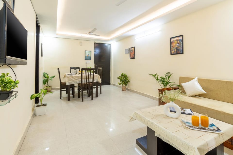 TV and multimedia, Living room, Seating area, Dining area, Evening entertainment
