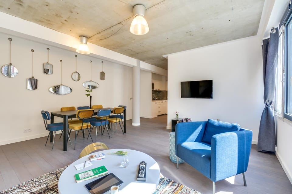 TV and multimedia, Coffee/tea facilities, Living room, Seating area, Dining area