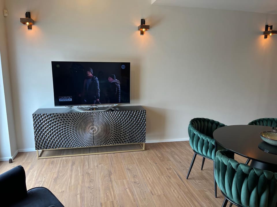 TV and multimedia, Living room, Seating area, Evening entertainment