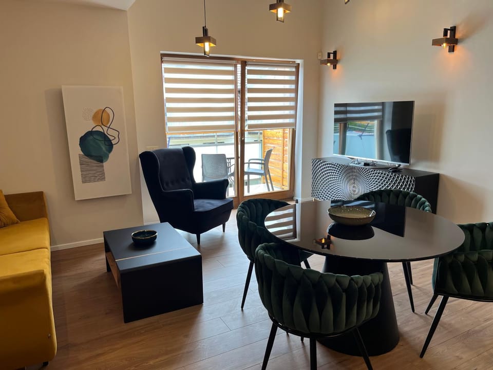 TV and multimedia, Living room, Seating area, Evening entertainment