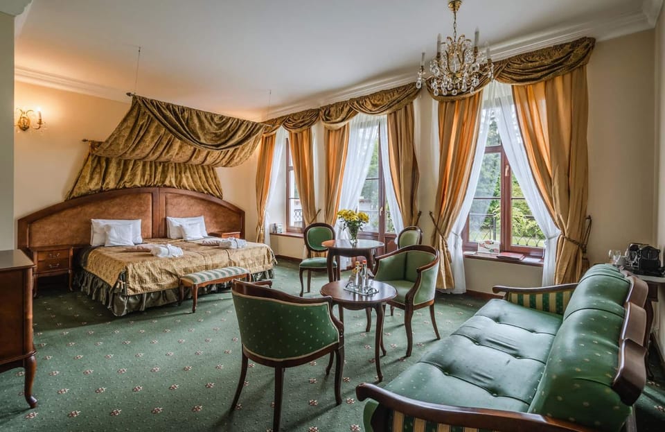 Bed, Living room, Photo of the whole room, Seating area, Bedroom