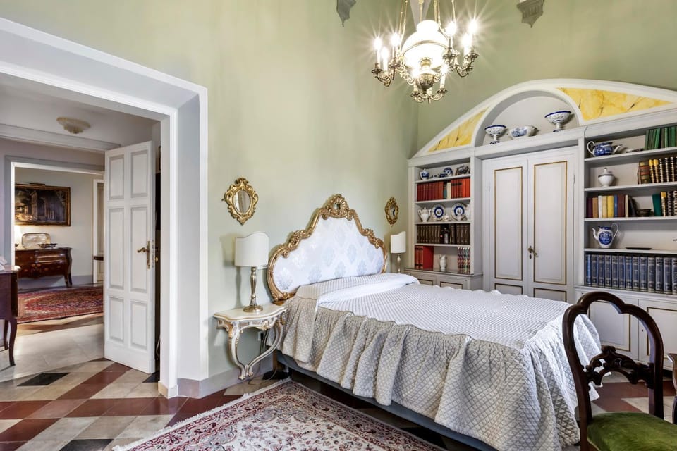 Photo of the whole room, Bedroom
