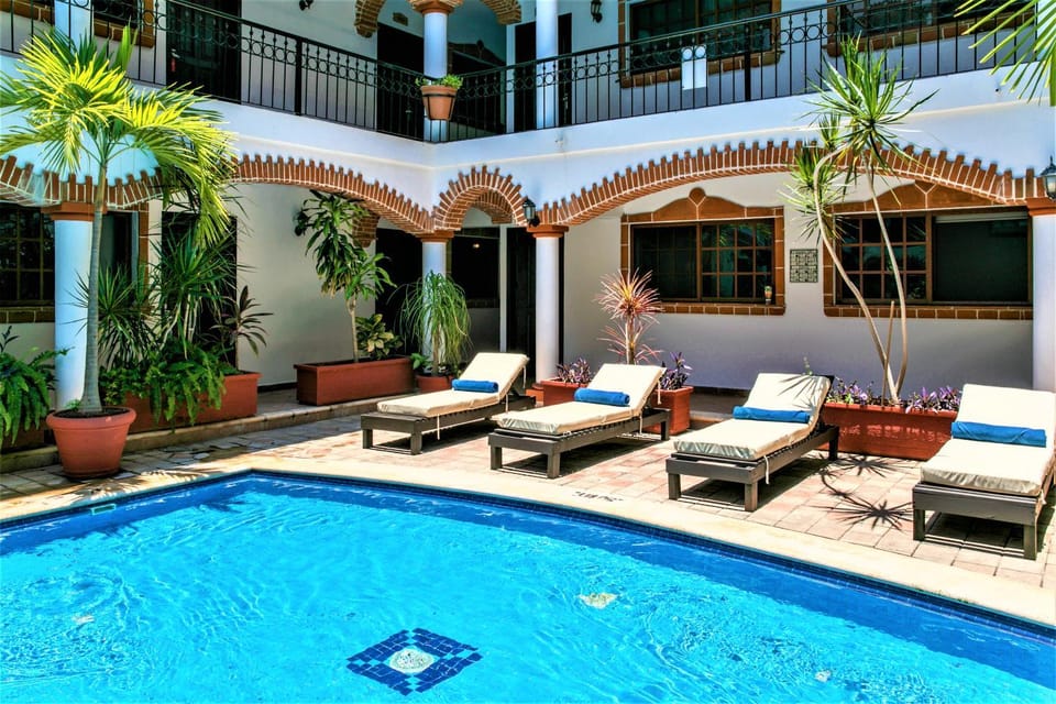 Swimming pool, sunbed