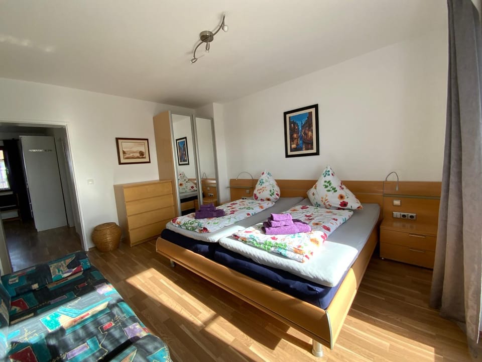 Bed, Photo of the whole room, Seating area, Bedroom, towels