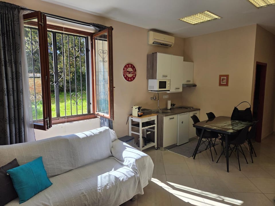 Kitchen or kitchenette, Seating area, Dining area