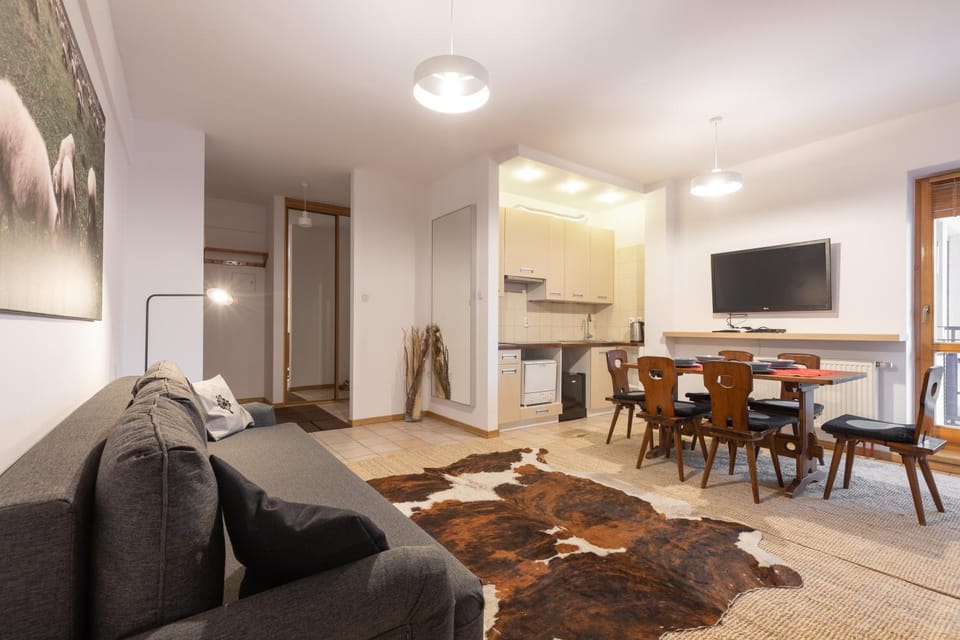 TV and multimedia, Kitchen or kitchenette, Living room, Seating area, Dining area