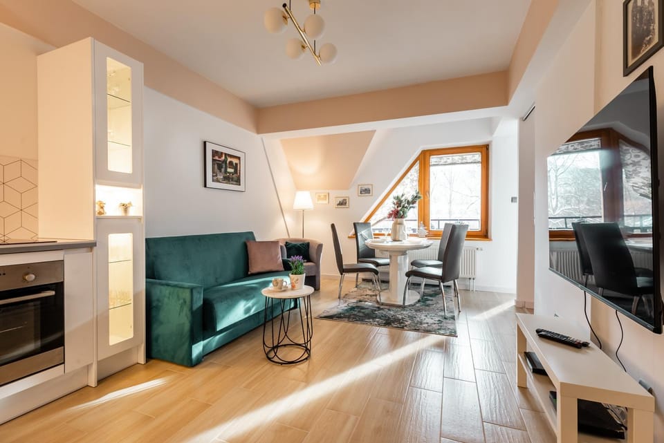 TV and multimedia, Kitchen or kitchenette, Living room, Seating area, Dining area
