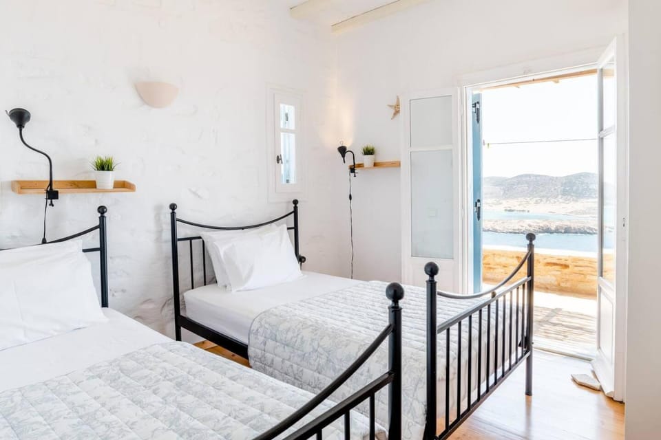 Nearby landmark, Spring, Bed, Day, Neighbourhood, Natural landscape, Balcony/Terrace, Photo of the whole room, Decorative detail, Seating area, Bedroom, On site, Landmark view, Mountain view, Sea view