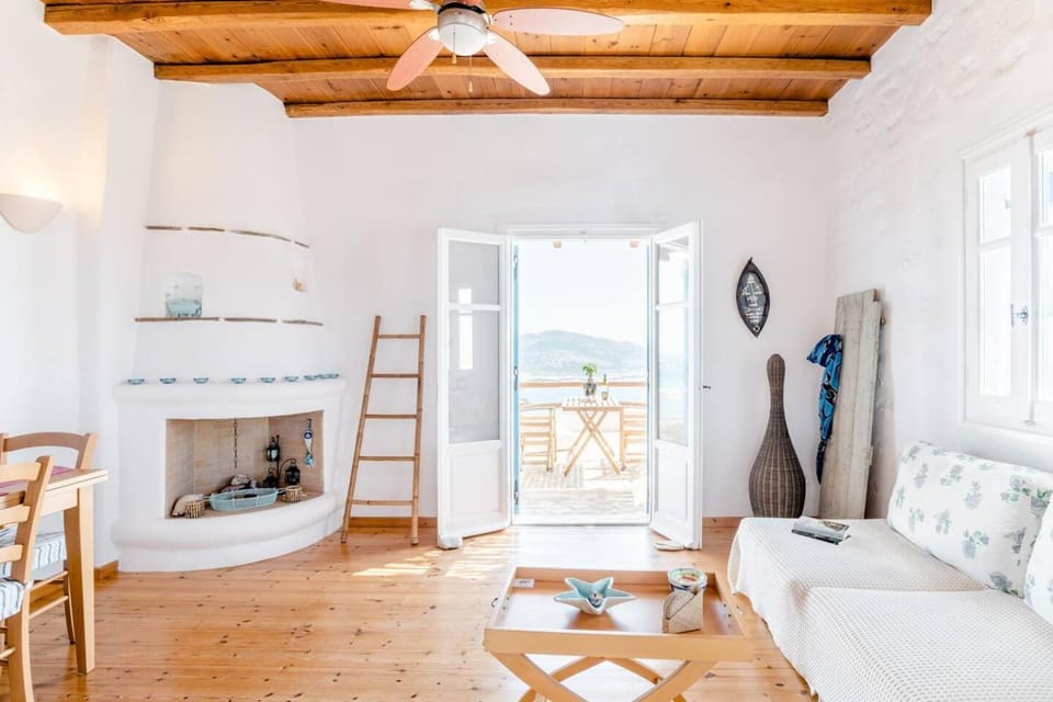 Coffee/tea facilities, Kitchen or kitchenette, Living room, Photo of the whole room, Decorative detail, Decorative detail, Seating area, Dining area, On site, Landmark view, Mountain view, Sea view