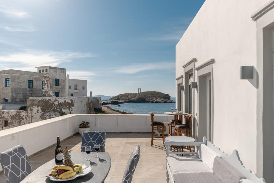 Property building, Balcony/Terrace, Seating area, Dining area, Sea view