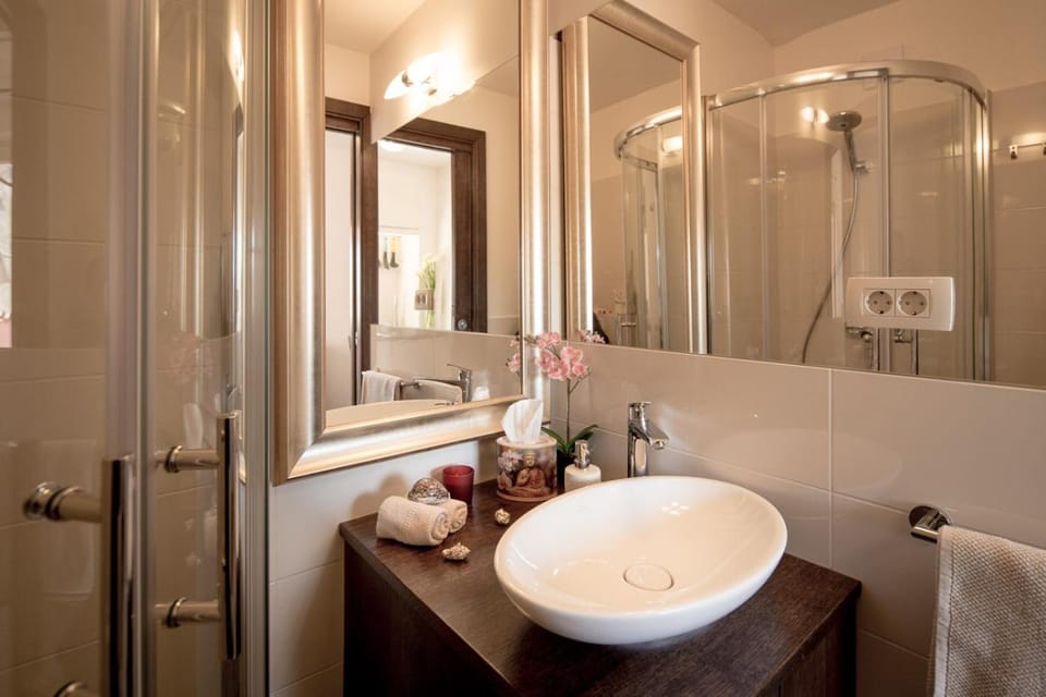 Bathroom, Photo of the whole room, Decorative detail