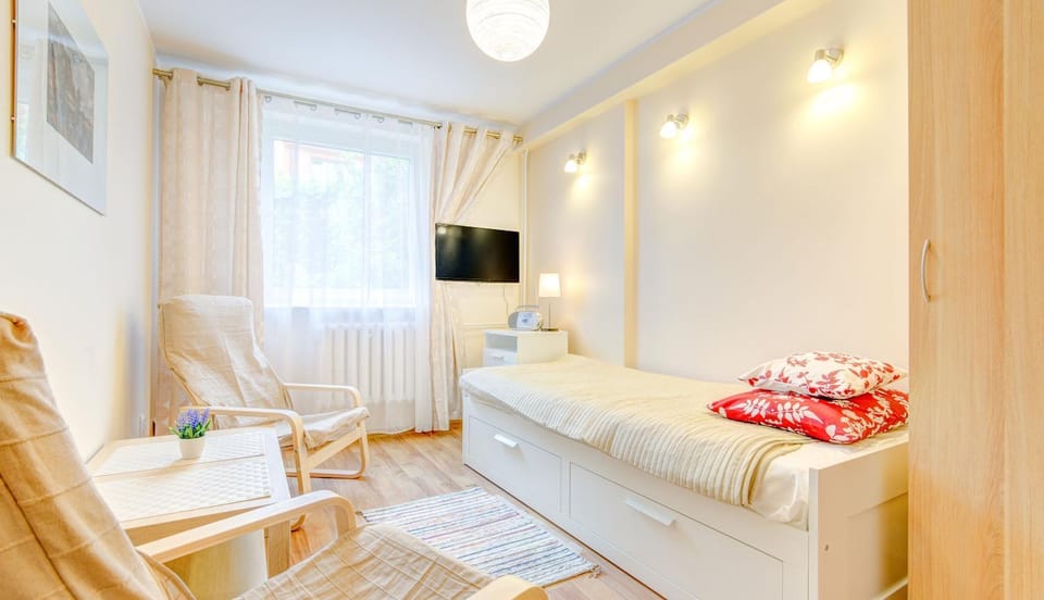 Photo of the whole room, Bedroom