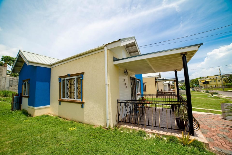 Property building, Facade/entrance, View (from property/room), Balcony/Terrace, Garden view, Street view