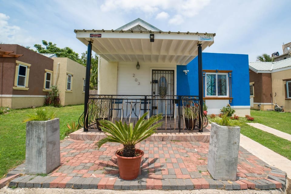 Property building, Facade/entrance, Garden, Location, Parking