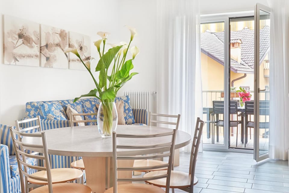 View (from property/room), Balcony/Terrace, Decorative detail, Dining area