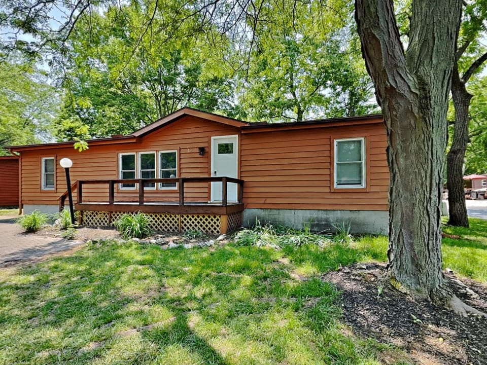 Put-in-Bay Island Club #13 House in South Bass Island