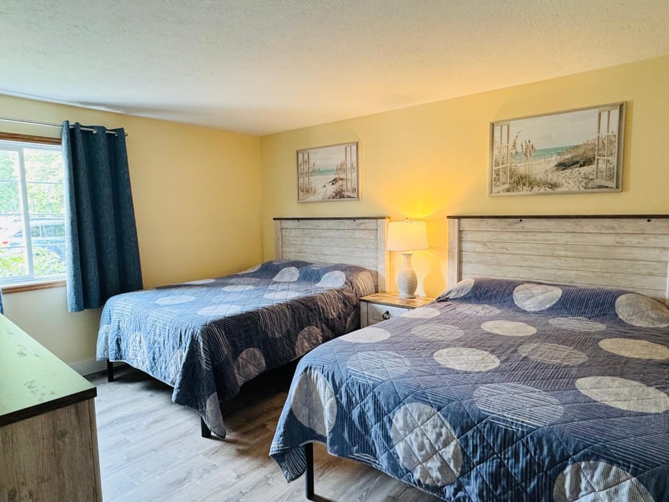 Put-in-Bay Poolview Condo #4 House in South Bass Island