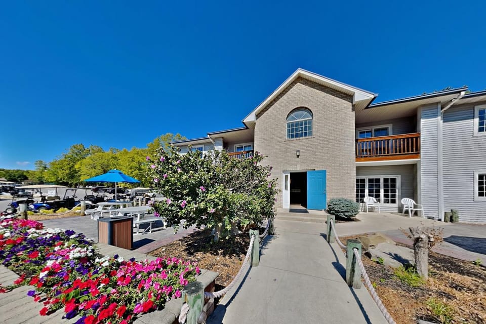 Put-in-Bay Poolview Condo #4 House in South Bass Island