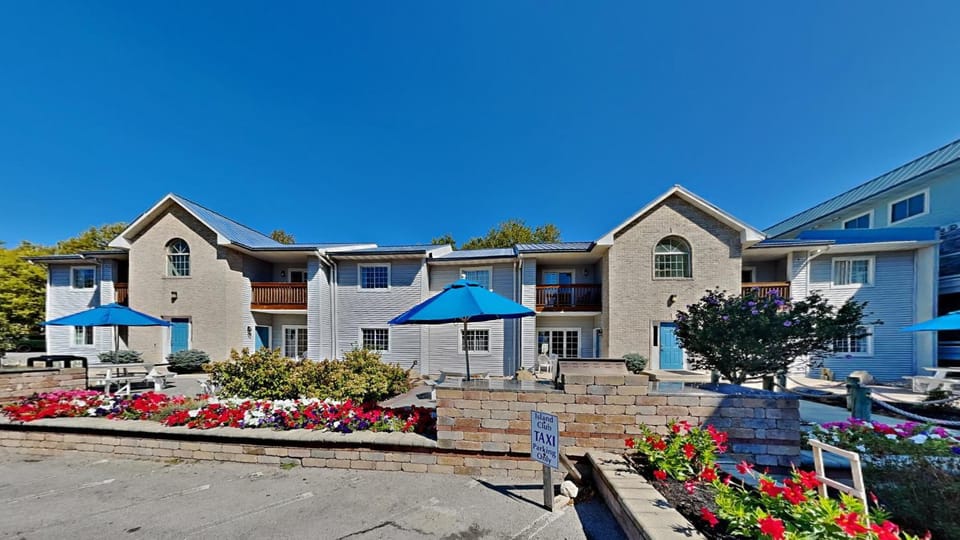 Put-in-Bay Poolview Condo #5 House in South Bass Island