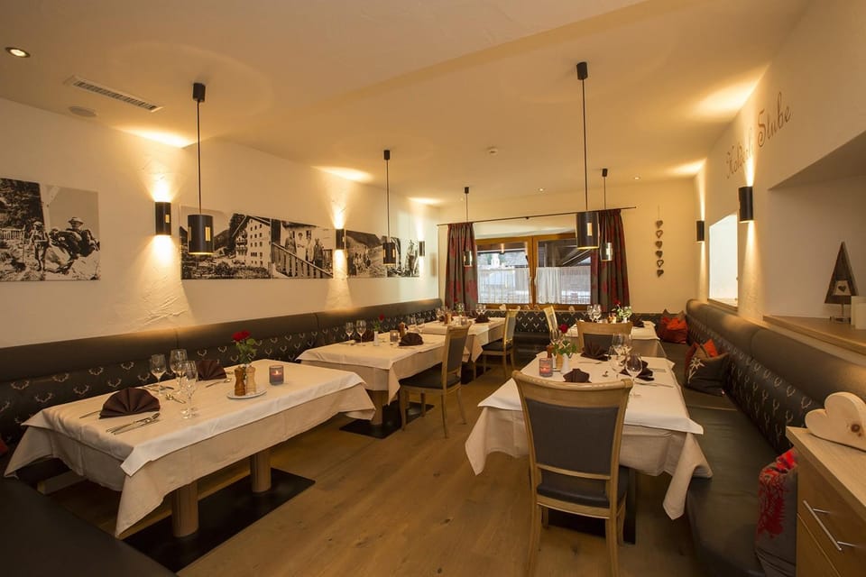 Restaurant/places to eat, Banquet/Function facilities, Seating area