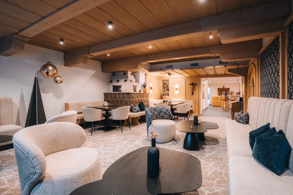 Communal lounge/ TV room, Living room, Seating area, Evening entertainment