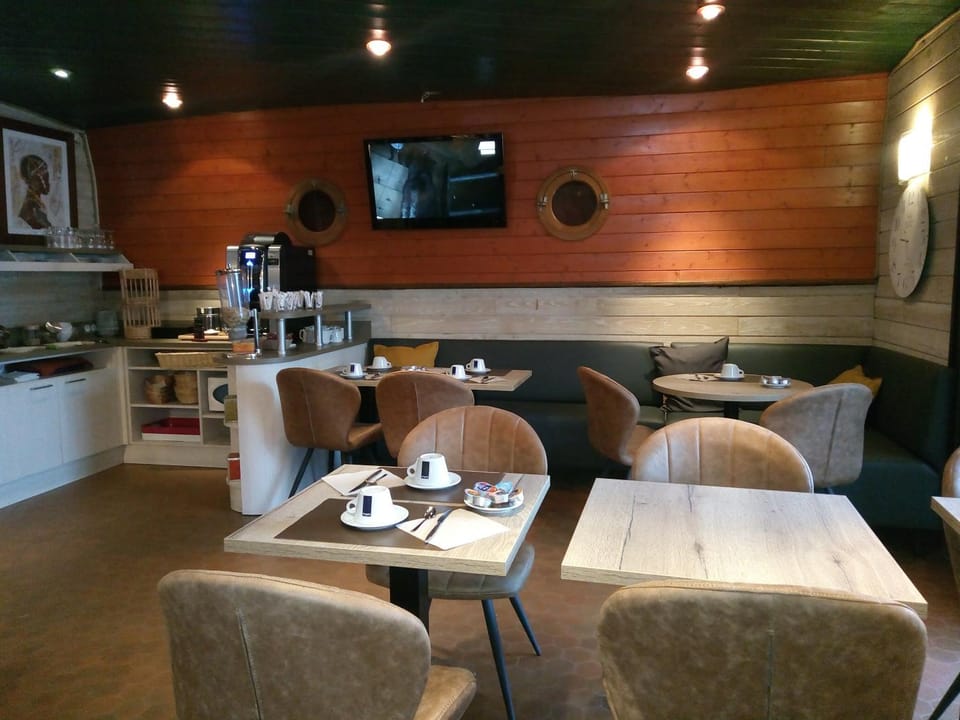 Communal lounge/ TV room, Lounge or bar, Buffet breakfast, Drinks, Alcoholic drinks, Non alcoholic drinks