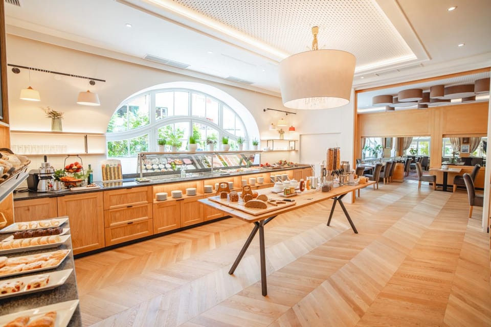 Toilet, Restaurant/places to eat, Breakfast