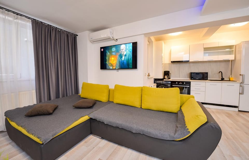 TV and multimedia, Kitchen or kitchenette, Living room, Seating area, Dining area, air conditioner