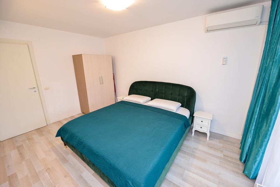 Bed, Photo of the whole room, Bedroom, air conditioner