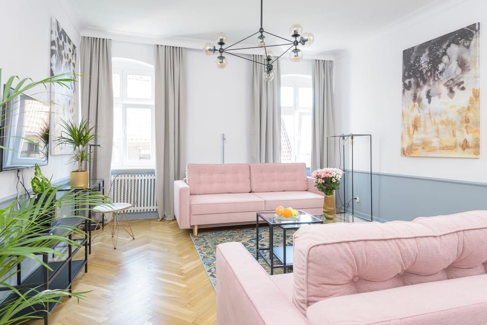 Living room, Decorative detail, Seating area, group of guests