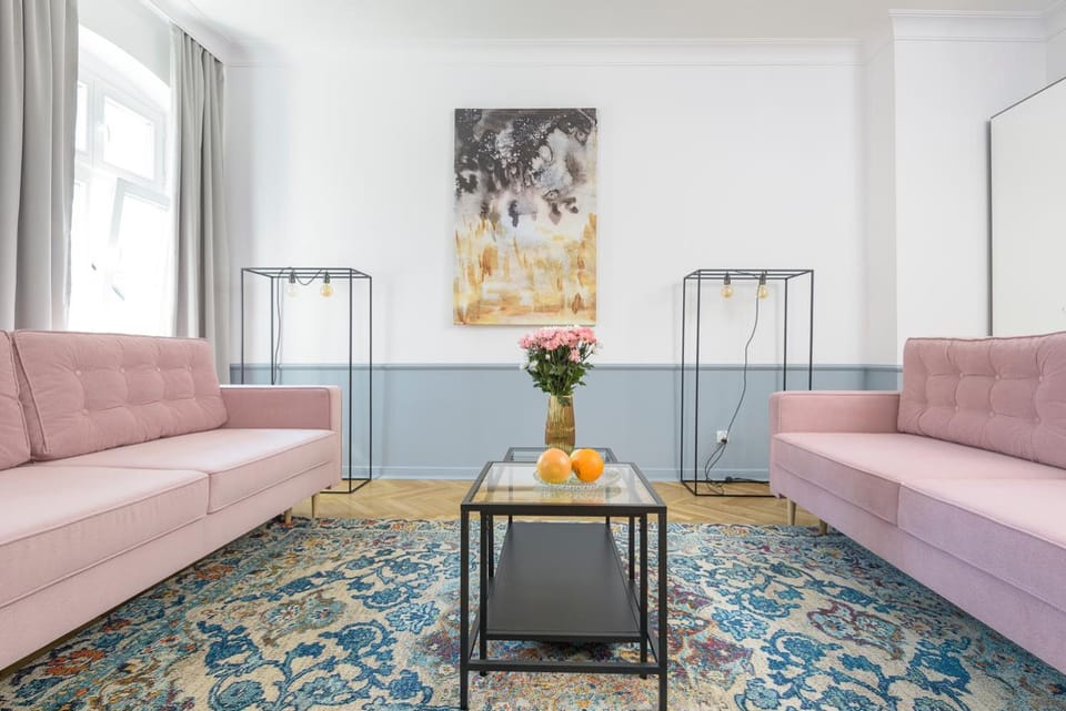 Living room, Photo of the whole room, Decorative detail, Seating area, group of guests