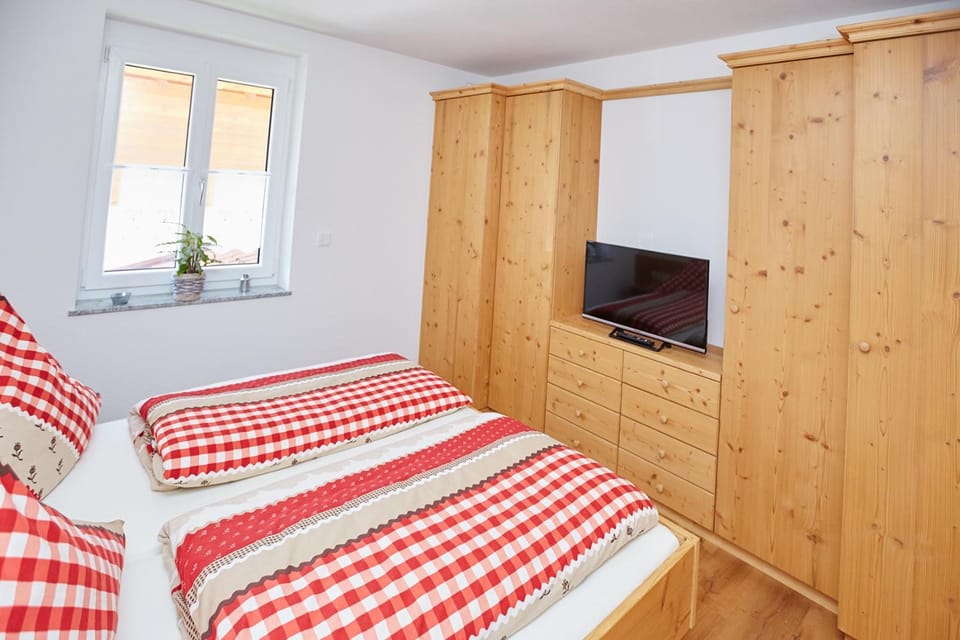 Bed, TV and multimedia, Bedroom