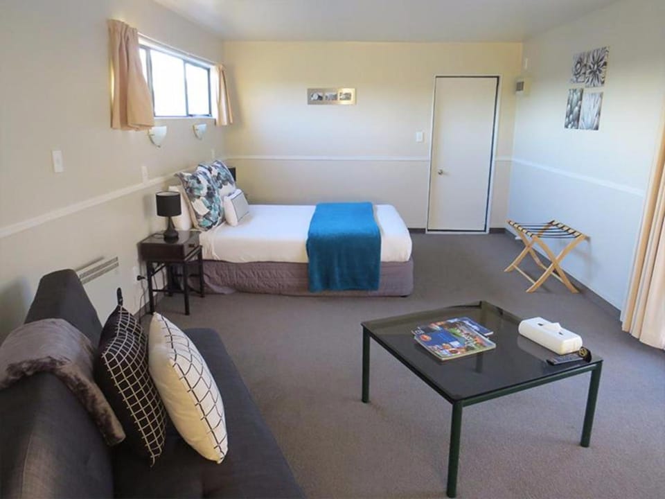 Bed, Living room, Photo of the whole room, Seating area, Dining area, Bedroom