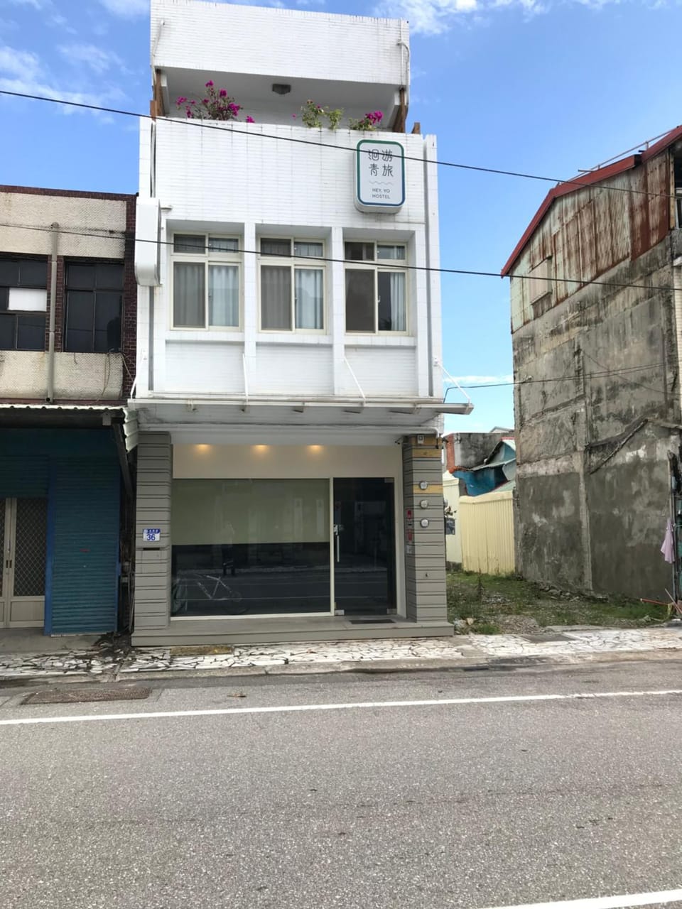 Property building, Facade/entrance, Off site, Day, Neighbourhood