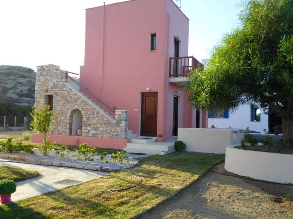 Property building, Patio, Facade/entrance, Garden