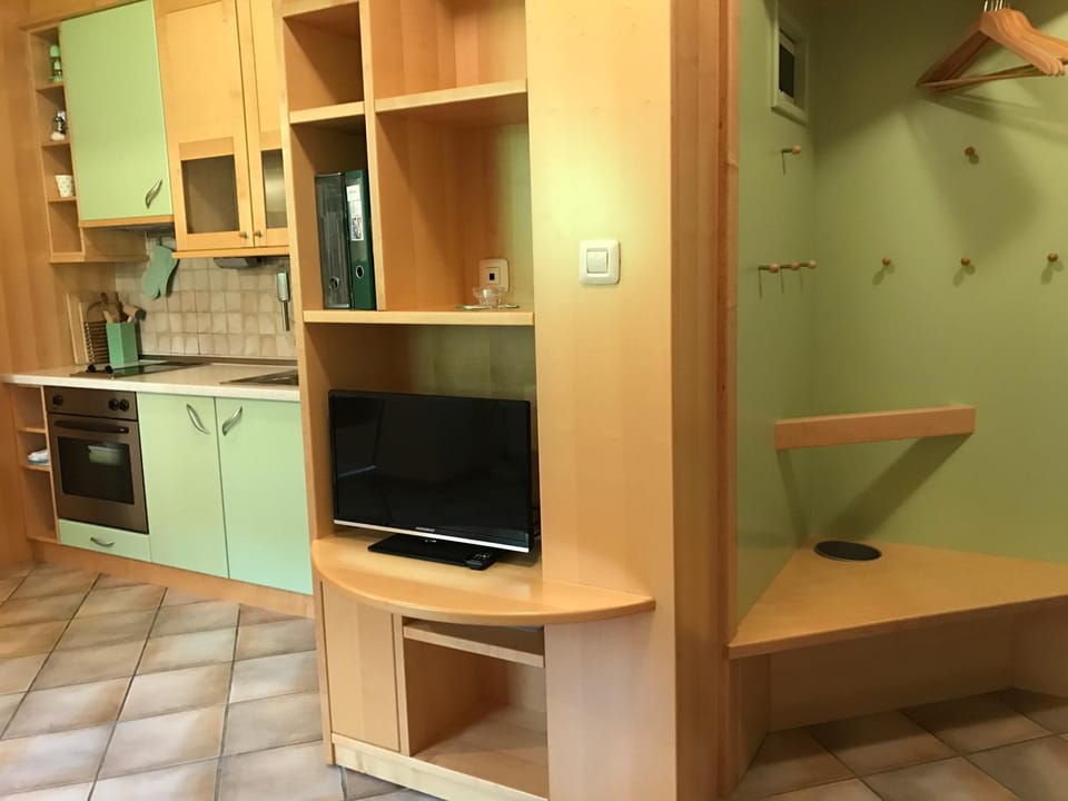 TV and multimedia, Kitchen or kitchenette, Living room