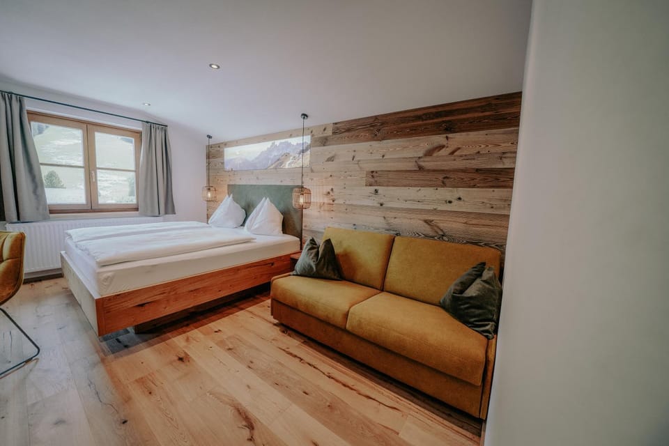 Bed, Living room, Photo of the whole room, Seating area, Bedroom