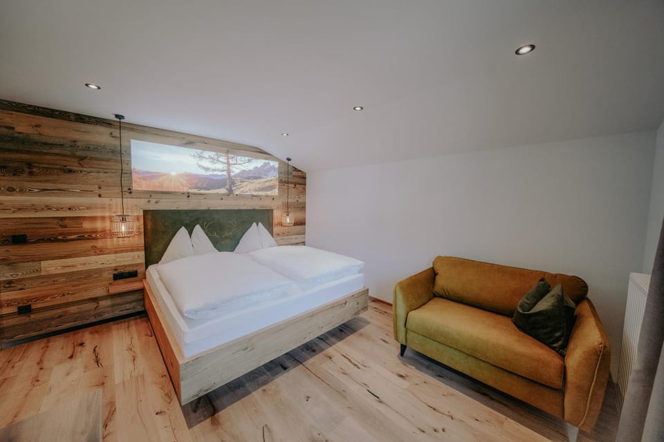Bed, Photo of the whole room, Seating area, Bedroom